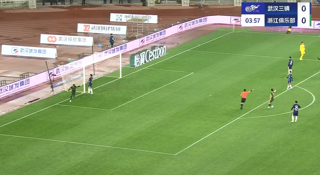 又是門將送禮！邵鏷亮出擊撞倒隊友送空門，布彭扎輕松破門