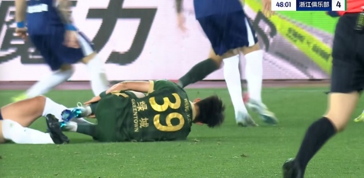 看著都痛！王鈺棟背后遭兇狠犯規受傷下場 賽后采訪表示并無大礙