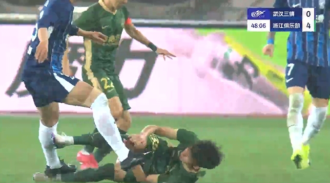 王鈺棟傷退！鄭凱木身后絆倒+踩中王鈺棟腳踝，后者被擔架抬下