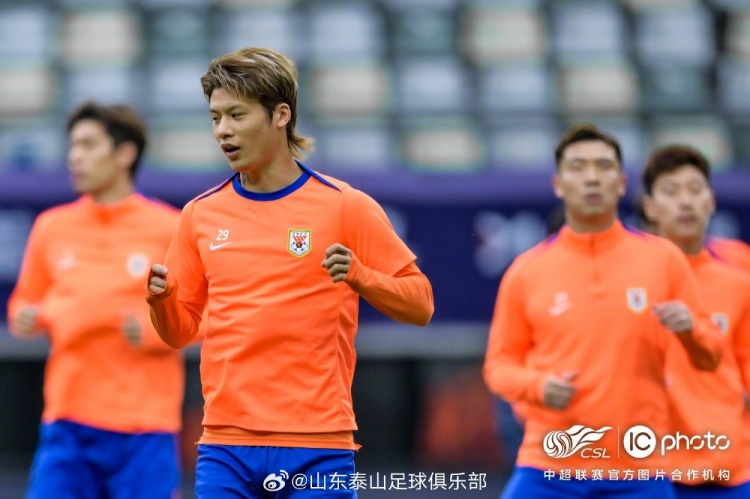 泰山隊進行賽前踩場訓練，積極備戰明天與梅州客家隊的中超聯賽