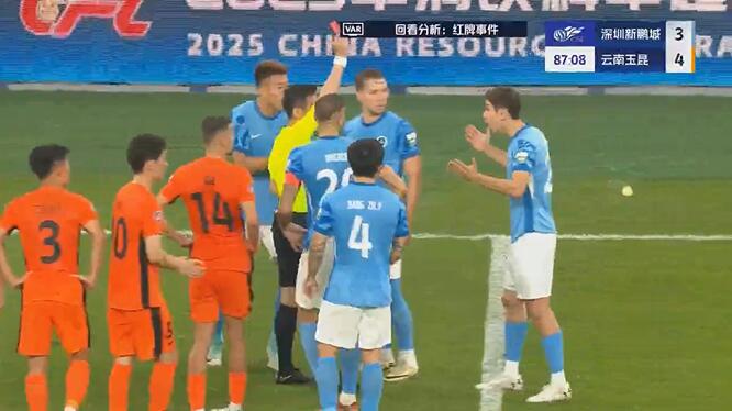 還不清楚狀況！裁判看完VAR給拜合拉木直紅，后者抱頭一臉震驚
