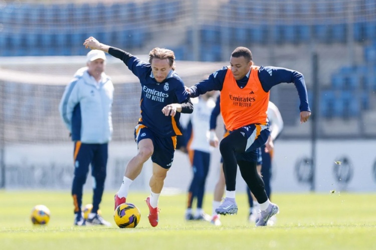 皇馬今日訓練：庫爾圖瓦室內訓練，門迪和塞巴略斯繼續恢復過程