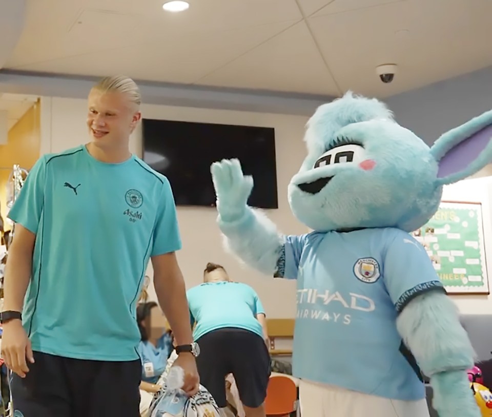 曼城否認哈蘭德擊打吉祥物頭部致員工受傷，員工指控：想掩蓋事實