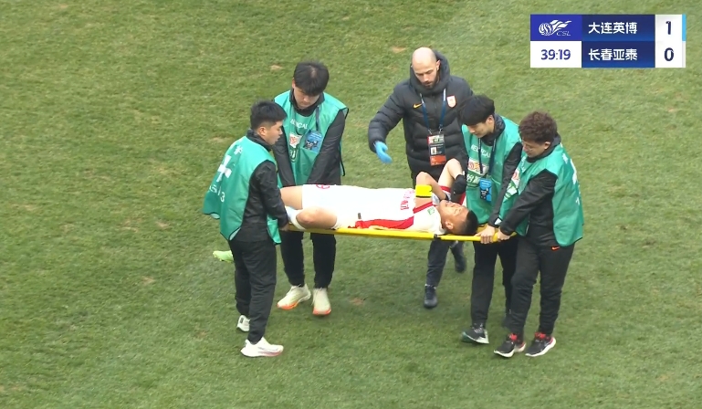 亞泰連續2人傷退！李申圓直接返回更衣室，譚龍被擔架抬下球場