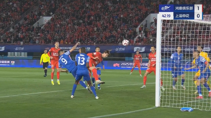 鮑亞雄出擊失誤！吳曦門線解圍+蘇牙式救險(xiǎn)未果，邁達(dá)納頭球破門