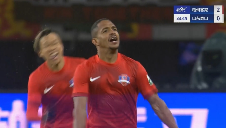 被打花了！泰山34分鐘0-3落后梅州，梅州3腳射門打進3球！