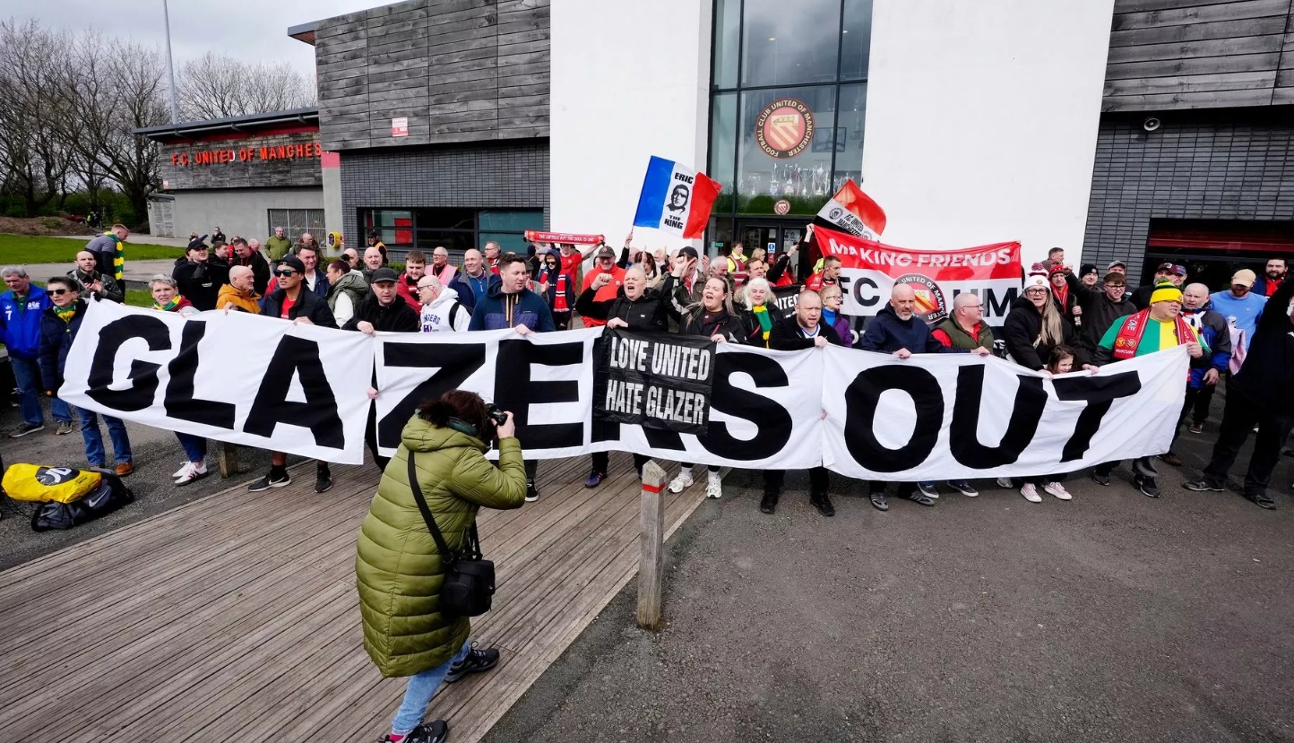 曼聯(lián)球迷組織舉行聯(lián)合抗議活動(dòng)，表達(dá)對(duì)格雷澤家族的抗議