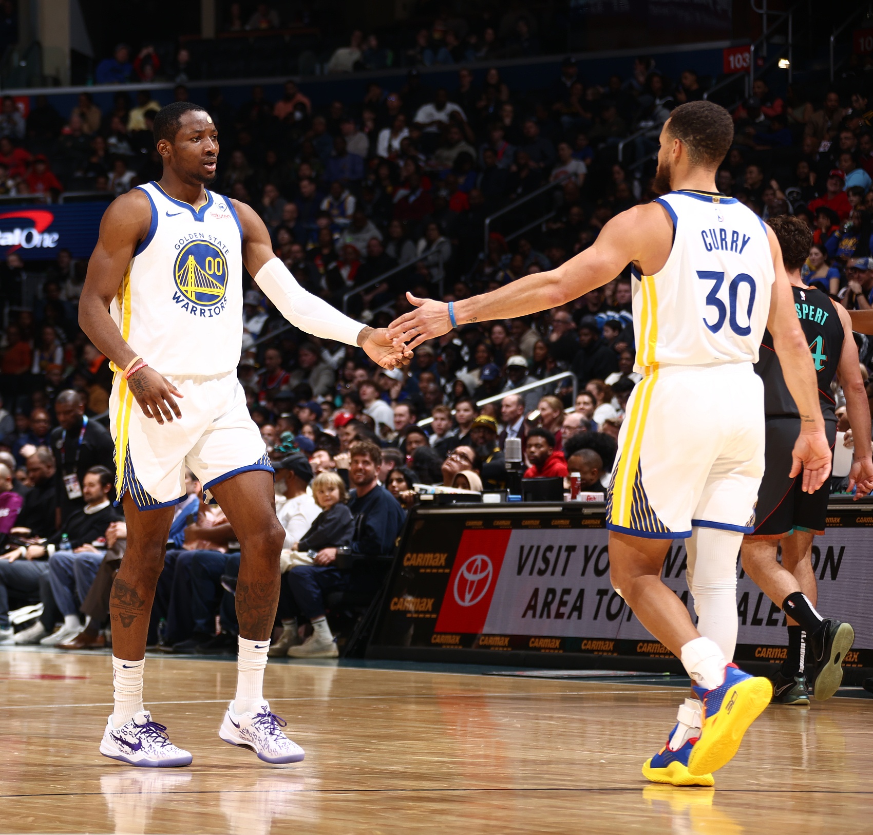 庫里：庫明加突破時是個大殺器 我們需要為他吸引防守