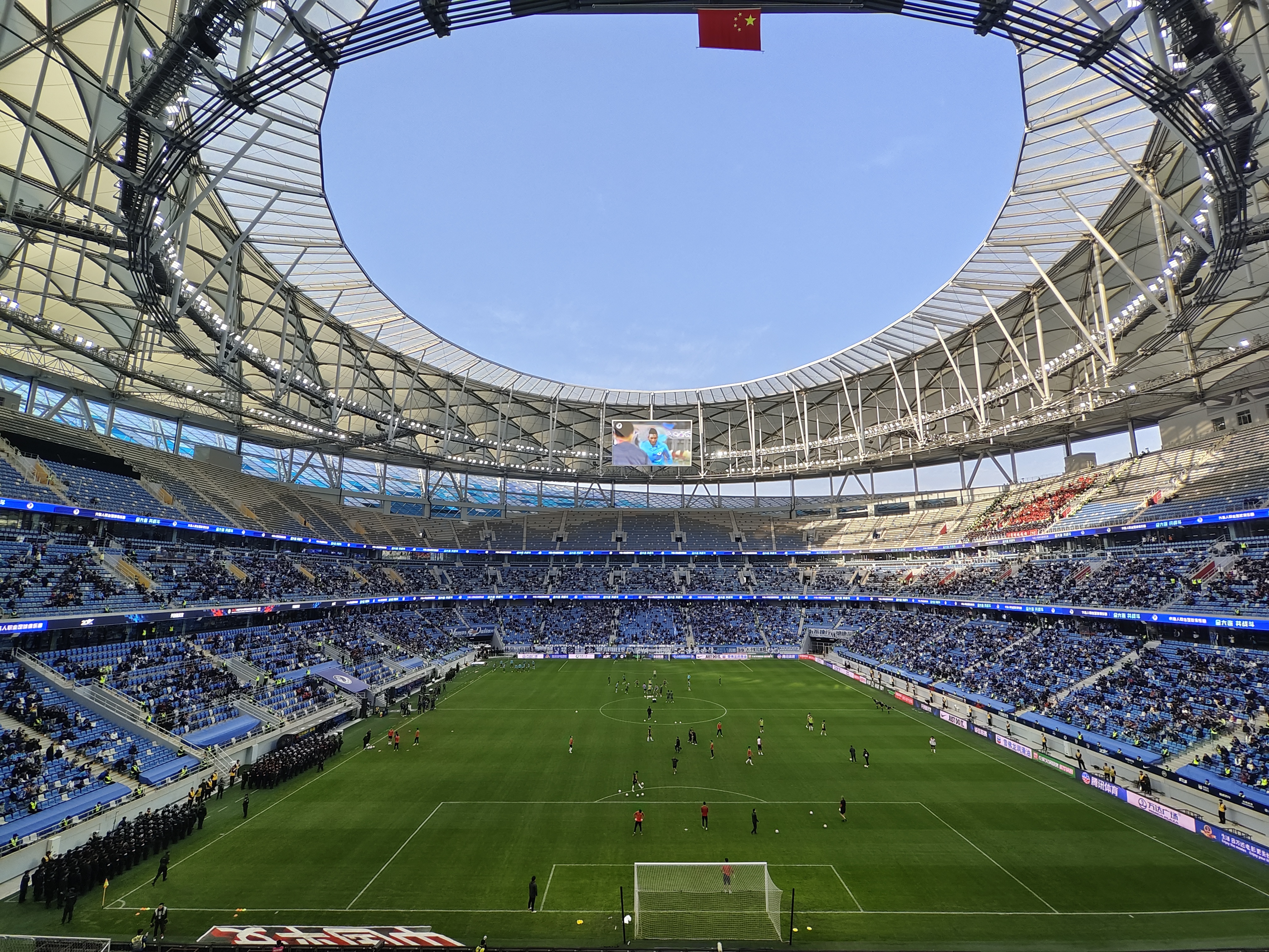 足球報：梭魚灣后勤保障為英博贏球打下基礎，工作人員清晨清雪