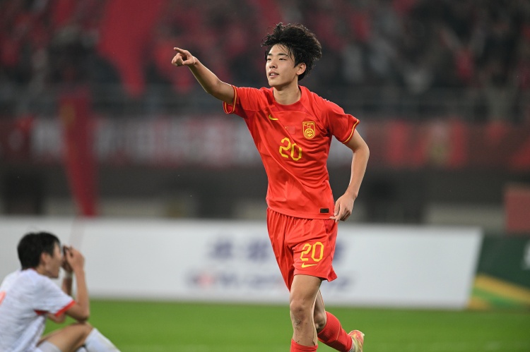 記者贊朱鵬宇：黎兵轉世靈童重現大連，國足中鋒位置快來人了