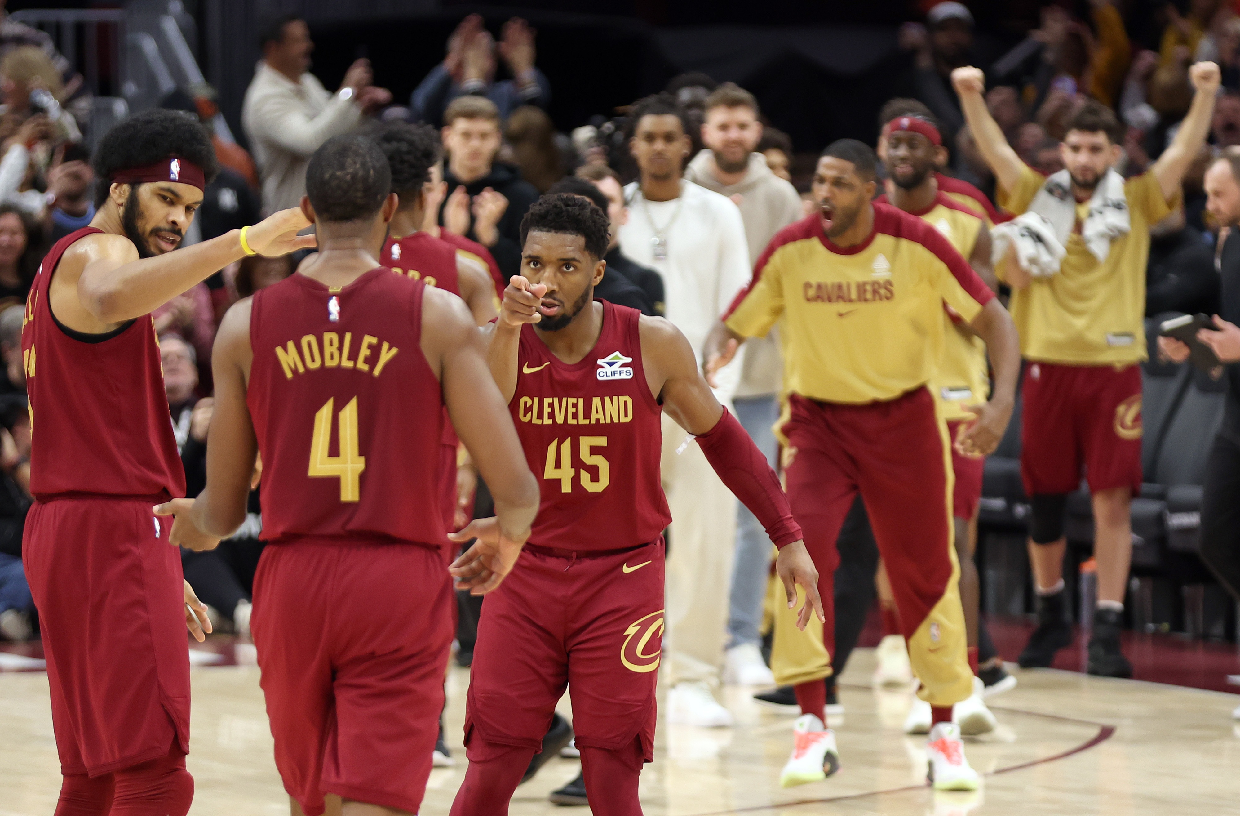 三劍客復仇了！米切爾24+12+7+4斷&阿倫25+12&小莫布里22+7+4