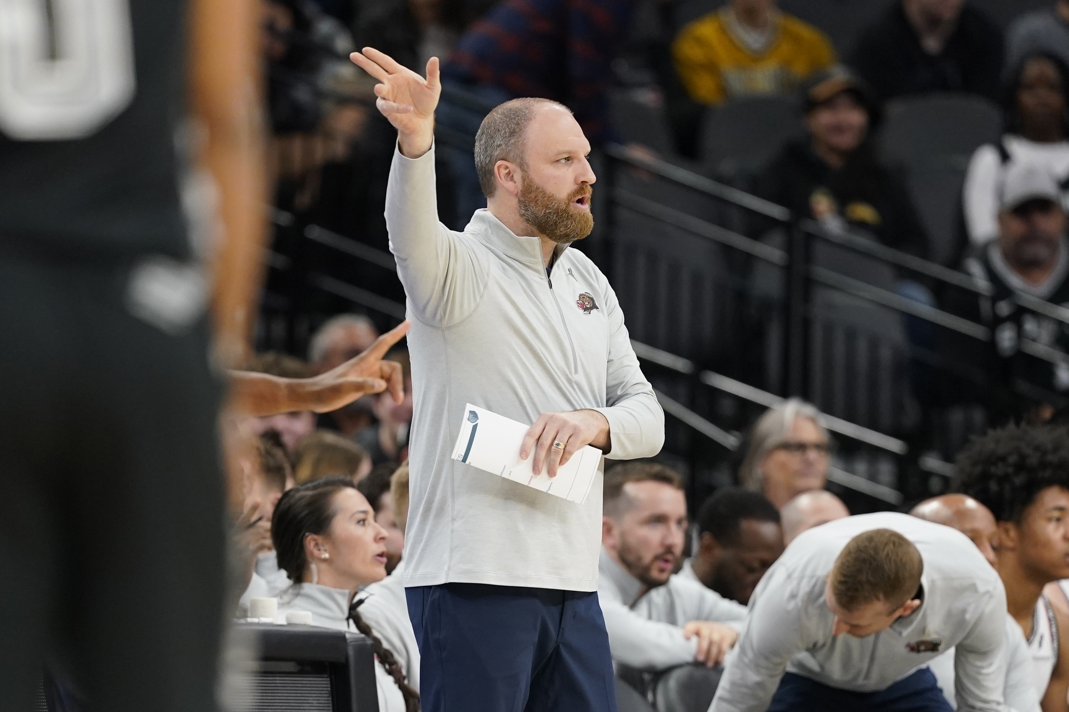 灰熊記者：詹金斯和球隊總經理克萊曼互相指責 沒人對事情負責