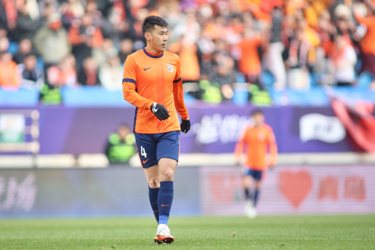 下一輪還怎么踢？青島海牛一場比賽折損3名主力，1人傷退+2人紅牌