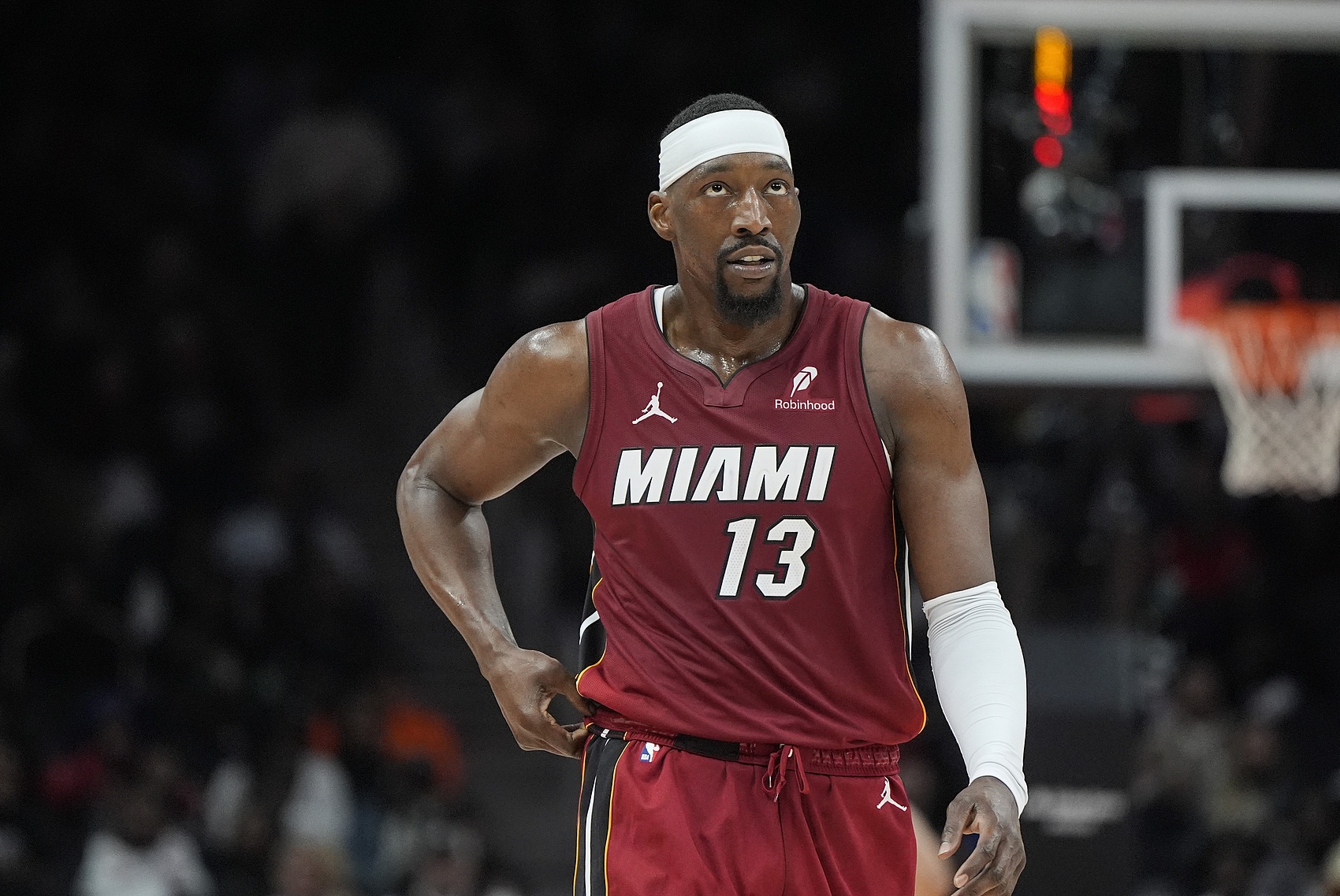 火力全開！阿德巴約首節(jié)轟16分 半場(chǎng)砍20分7板3助&填滿數(shù)據(jù)欄