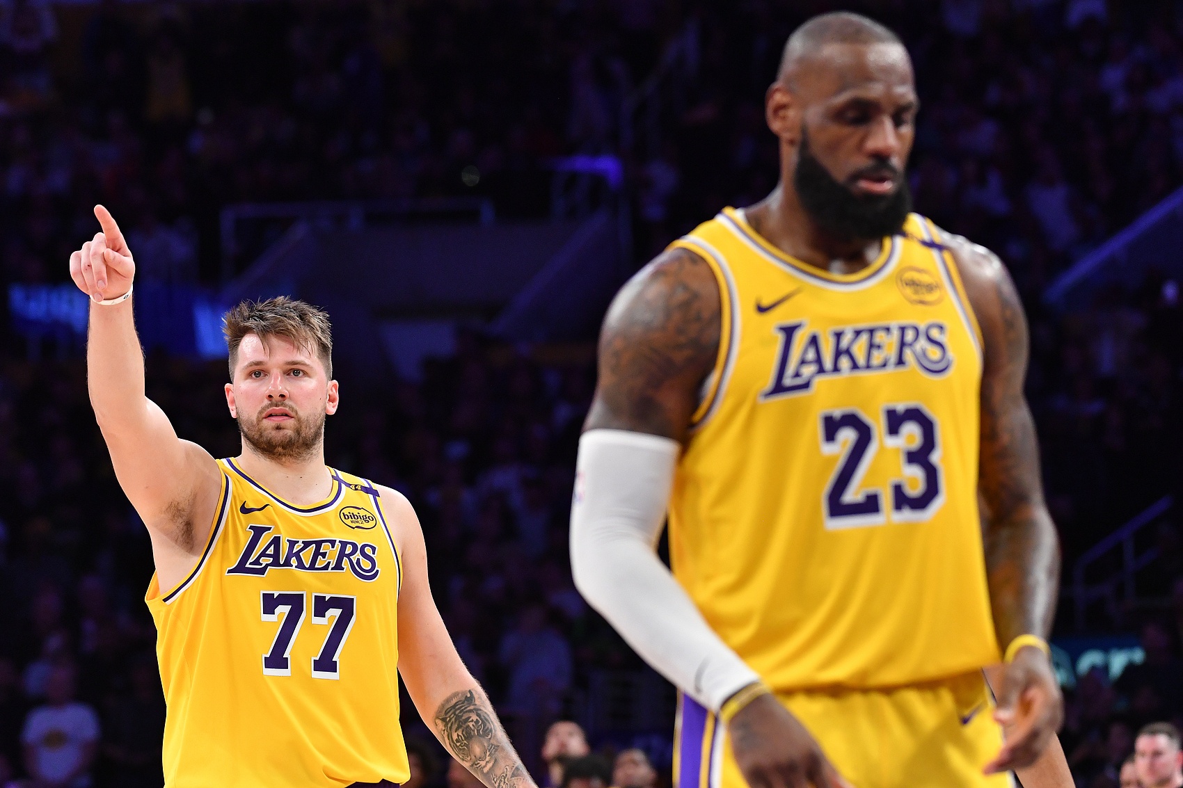 慢熱！首節(jié)湖人24投9中&命中率37.5% 三分9中2