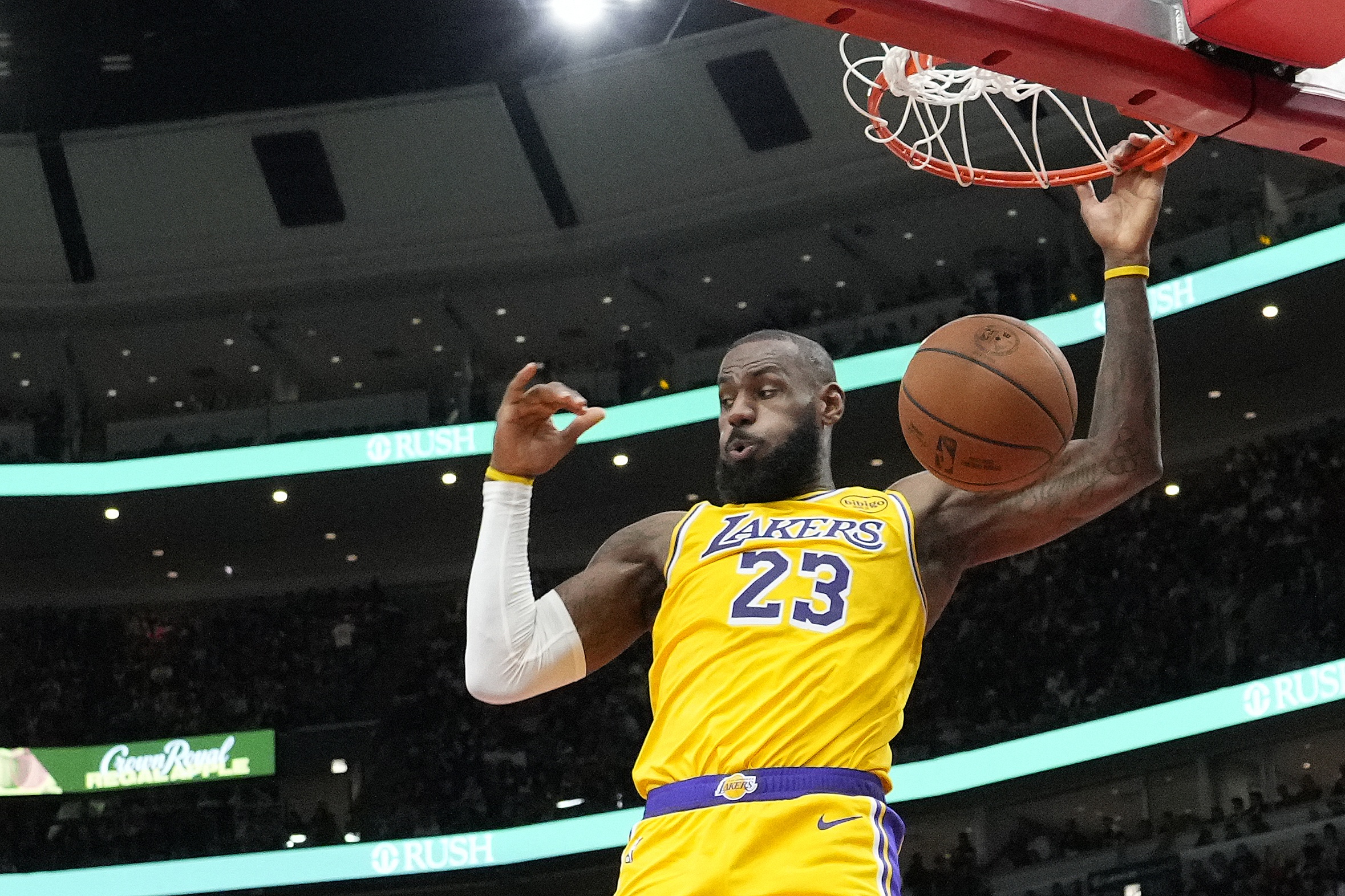 以身作則！詹姆斯上半場13中6得14分1板4助2斷 兩次造進攻犯規