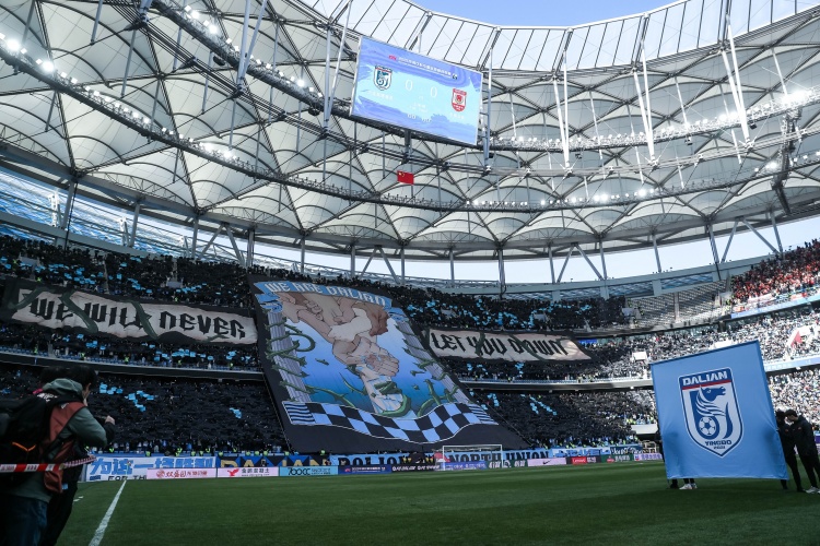 霸氣！東北德比前大連英博升起巨幅tifo——我們是大連