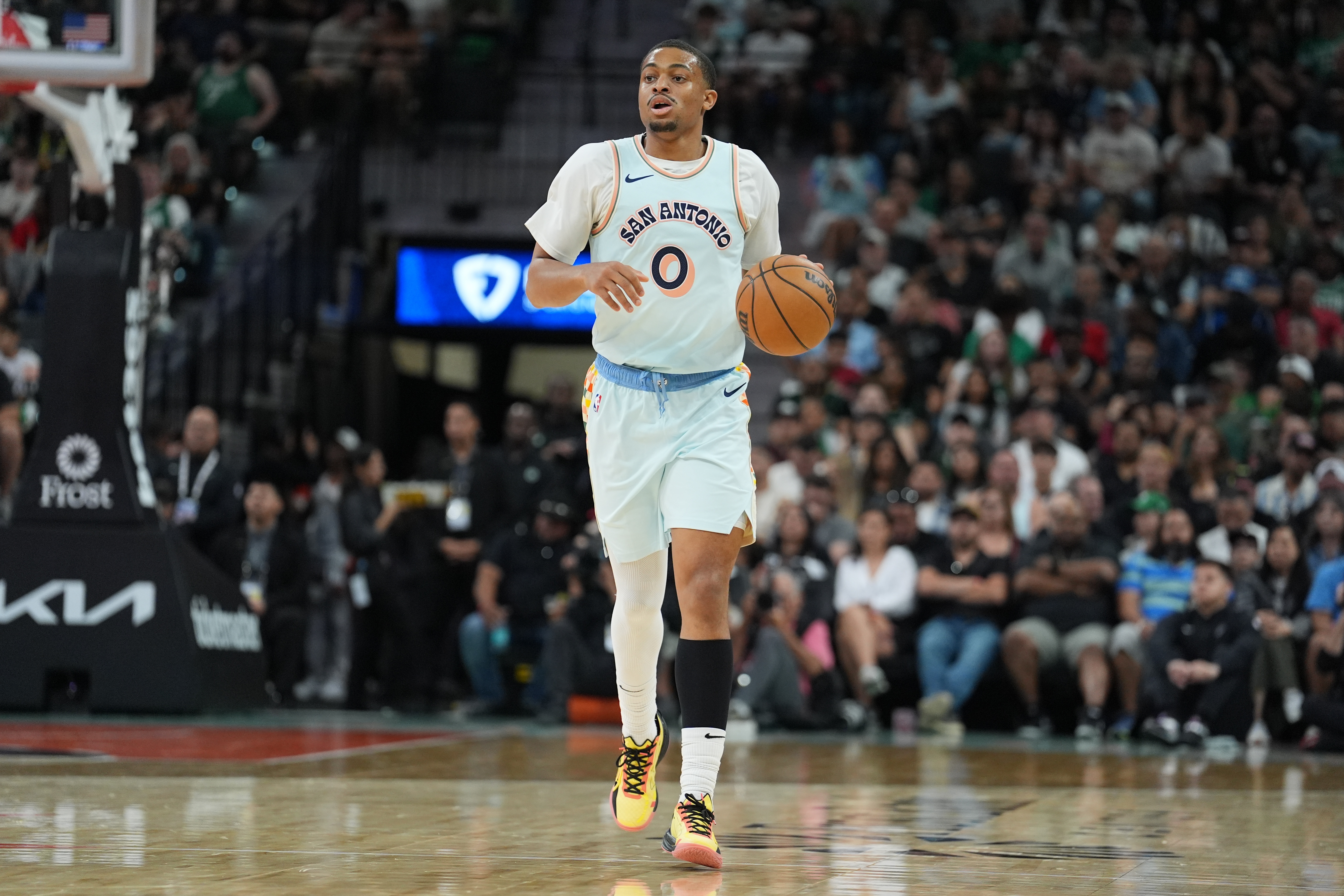 進(jìn)攻就靠你了...凱爾登半場(chǎng)8中6砍下14分 全隊(duì)得分唯一上雙！